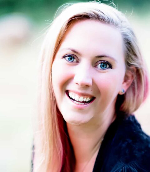 What is Rebecca Yarros reading?