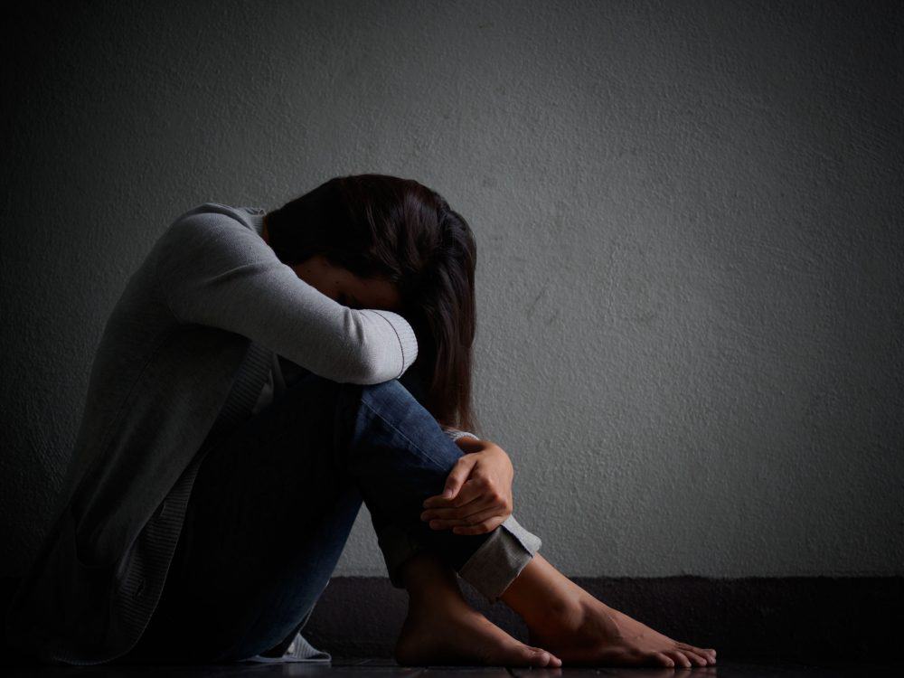 Sad-woman-blue-jeans-123rf-78111760_m-1000×750-1-1 Sad woman blue jeans 123rf 78111760 m 1000x750 1 1