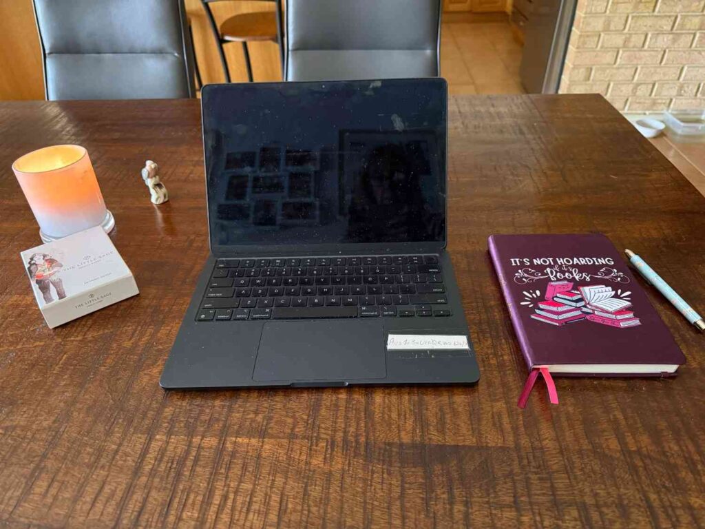 Fleur_McDonald_desk_image3.jpg