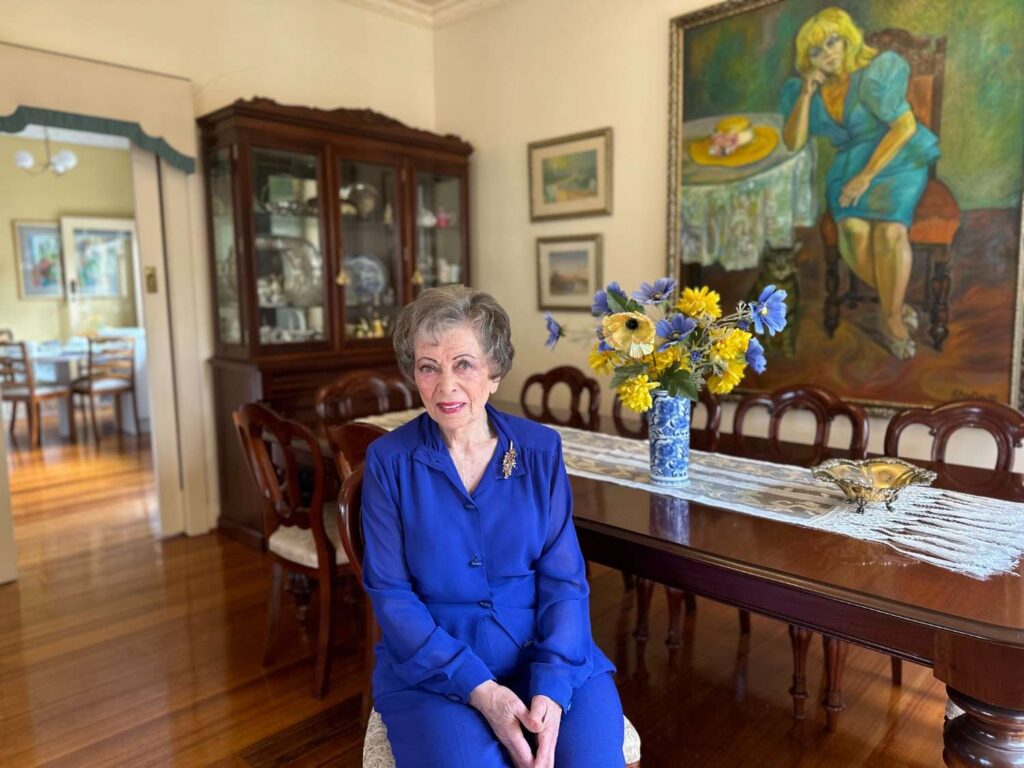 Raya Goldtwig Author Photo.jpg